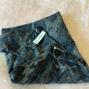 Lululemon Vinyasa Shawl Wrap Scarf in Gray Camo‎